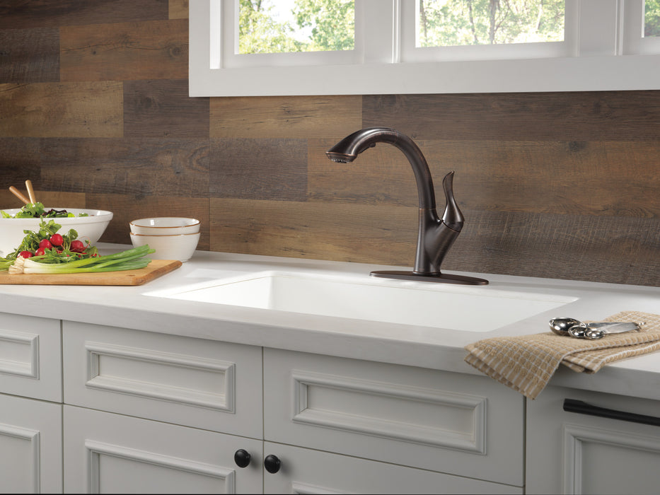 Delta Linden:4153 Single Handle Pull-Out Kitchen Faucet