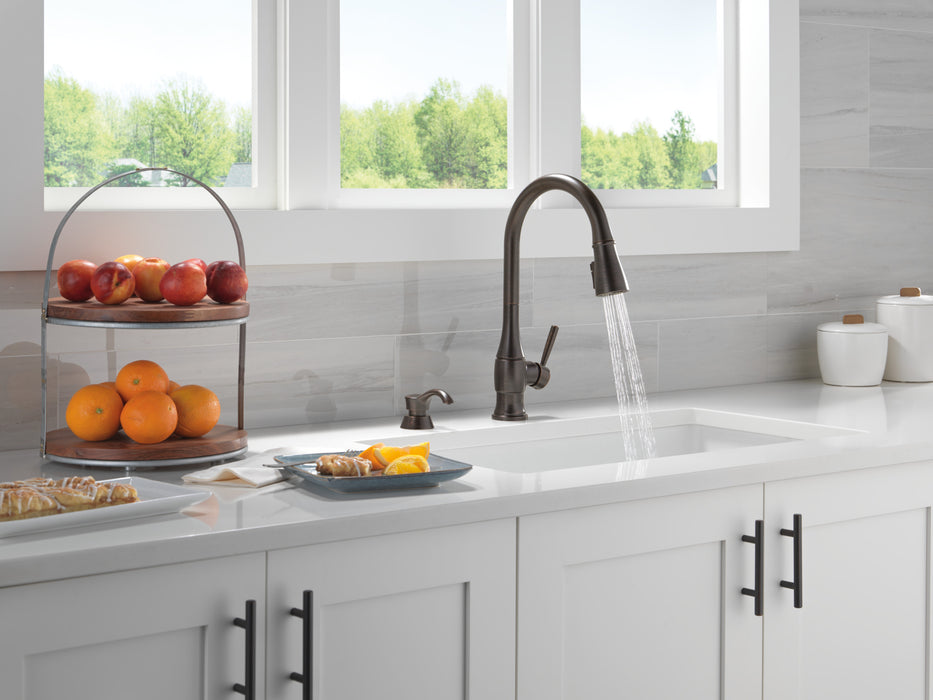 Delta Hazelwood: Single Handle Pull-Down Kitchen Faucet with Soap Dispenser and ShieldSpray Technology