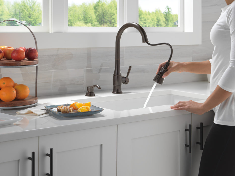 Delta Hazelwood: Single Handle Pull-Down Kitchen Faucet with Soap Dispenser and ShieldSpray Technology