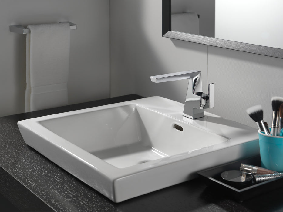 Delta Trillian: 8" Towel Bar