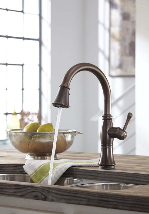 Delta Cassidy™: Single Handle Pull-Down Kitchen Faucet with Touch<sub>2</sub>O and ShieldSpray Technologies